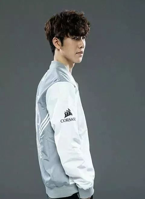 从LPL成立至今，综合票数最高的10位选手获得“LPL十周年十大选手”荣誉称号